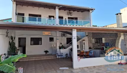INCRÍVEL OPORTUNIDADE DE SOBRADO COM PONTO COMERCIAL LOCALIZADO NO BAIRRO MORRO DO ALGODÃO EM CARAGUATATUBA!