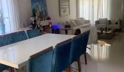 Linda residência mobiliada em condomínio próximo a Av Manoel Ribas