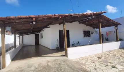 Casa principal e apto com 2 quartos no mesmo terreno com entradas totalmente independentes.