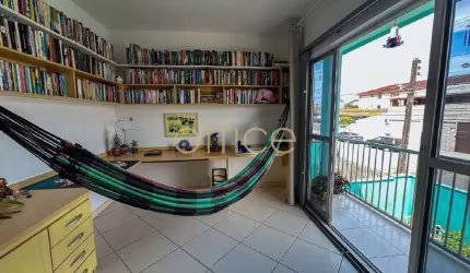 Sobrado à venda: Casa no Guanabara com 4 quartos e 6 vagas de garagem - Oportunidade Única em Joinville-SC!