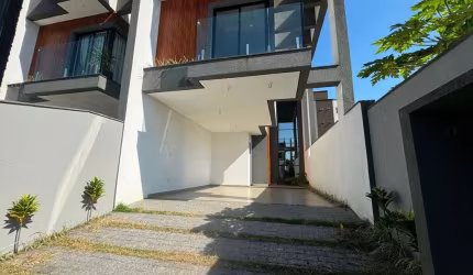 SOBRADO COM ÓTIMO ACABAMENTO