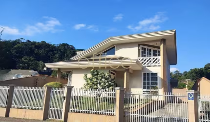 CASA AMPLA COM 3 DORMITÓRIOS SENDO 1 SUITE, A VENDA NO BAIRRO GLORIA.