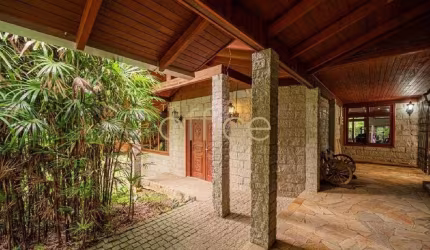 PROPRIEDADE ACONCHEGANTE COM PISCINA E LAREIRA EM LOCAL PRIVILEGIADO