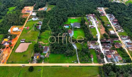 Chácara à venda em Joinville-SC, bairro Vila Nova: área verde, piscina e espaço para lazer familiar!