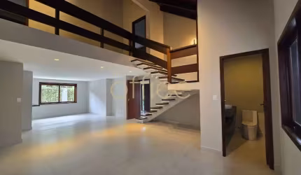 Sobrado à Venda em Joinville-SC ? Casa Exclusiva Totalmente Reformada com 4 Quartos, 2 Suítes e Lazer Completo