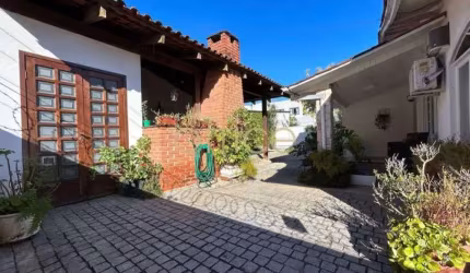 Casa à venda em Joinville-SC, Anita Garibaldi: 3 quartos, 1 suíte, 3 salas, 2 banheiros, 3 vagas de garagem, 144,97m².