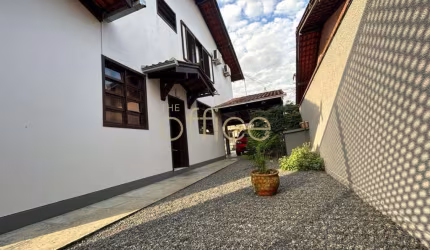 Excelente sobrado com terreno amplo na divisa do bairro Gloria com o bairro Costa e Silva