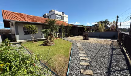 Casa com 3 quartos à venda no Iririú, Joinville  por R$ 748.000