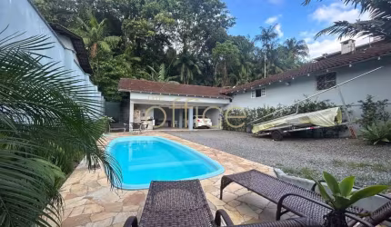Casa com 4 quartos à venda no Iririú, Joinville  por R$ 960.000