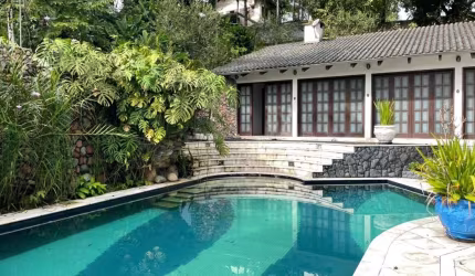 Excelente Residência à Venda em Joinville-SC, Bairro Bom Retiro: 5 Quartos, 2 Suítes, 3 Salas, 5 Banheiros, 4 Vagas, 570,89m².