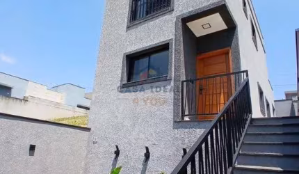 Casa em Condomínio com 3 dorms  2 vagas de garagem 126m²