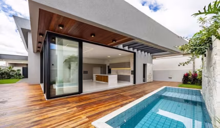 Casa térrea em condomínio com 3 suítes e piscina à venda em Goiânia.