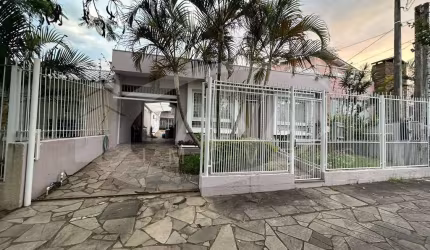 Casa com 3 quartos à venda na Avenida Rachel Wolfrid, 65, Alto Petrópolis, Porto Alegre por R$ 699.000