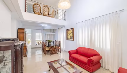 Casa exclusiva com 5 quartos, jardim e amplo quintal