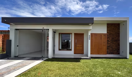 Belíssima casa nova com ótima localização