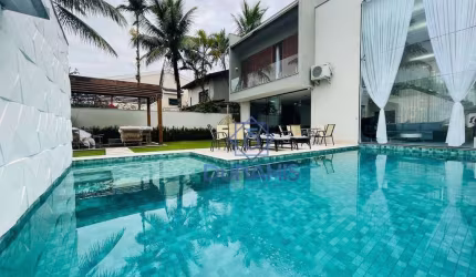 Belíssima Casa à venda no condomínio Jardim Acapulco, Guarujá.