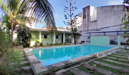 Vende-se Casa em Ponta Negra - Oportunidade Imperdível! 5 suítes, com piscina