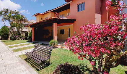 Viva com Estilo e segurança: Casa Duplex em Condomínio, piscina.