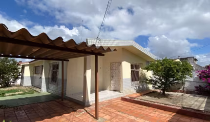 Oportunidade! Casa no conjunto Ponta Negra, 3 qtos, sendo 1 suíte.