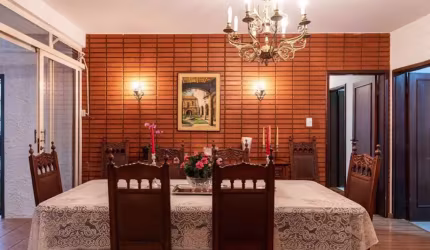 Casa residencial ou comercial com 253m² de área útil, 3 quartos, sendo 2 suítes, sala com 4 ambientes ,Centro, R$1.290.000,00 -Londrina, PR