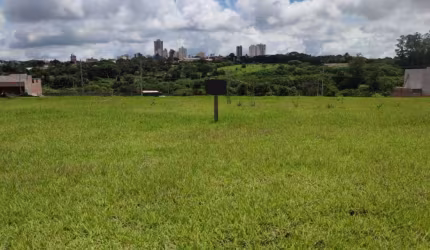 Terreno no condomínio Bellevie por R$ 425.000,00 - Cambé