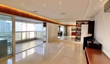 Apartamento  no ed. Torre Valverde, de 4 dormitórios, sendo 3 suítes.