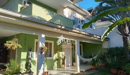 Casa duplex em condomínio fechado em Vargem Pequena