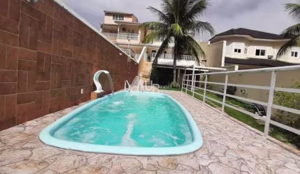 Linda casa em condomínio de 3 quartos com piscina