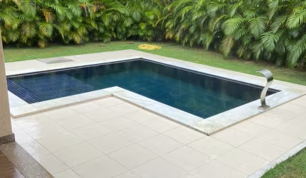 Alugo Excelente Casa 4/4 suítes com Piscina em busca Vida