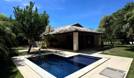 Alugo Excelente Casa arborizada 4/4 suítes com Piscina em busca Vida