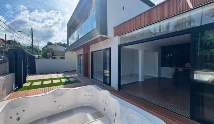 Casa com 3 dormitórios à venda, 129 m² por R$ 980.000,00 - Floresta - Joinville/SC