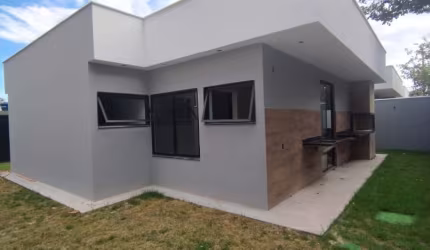EXCELENTE CASA RECÉM CONSTRUÍDA NA ENSEADA
