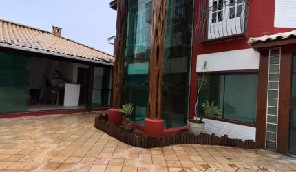 Charmosa Casa Duplex com Toque Rústico e Amplo Espaço Externo!