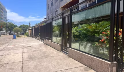 Apartamento à venda em Araruama-RJ, 03 quartos, 1 suíte, 1 sala, 3 banheiros, 1 vaga de garagem, 117m² de área. Aproveite!