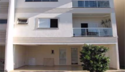Casa no Condomínio Athenas disponível para venda, Casa com 3 andares, frente para o sol da manhã, com 3 suítes no andar intermediário, salas no térreo, cozinha planejada, área de s