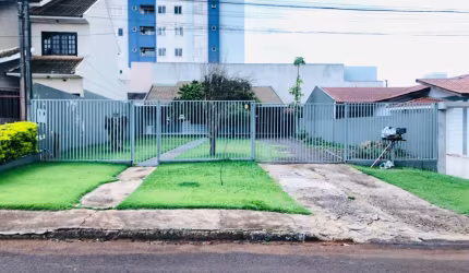 TERRENO AMPLO NO CORAÇÃO DO TROPICAL COM CASA NOS  FUNDOS