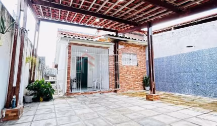 Casa 2 quartos, com WC social, lajeada e garagem ampla e coberta