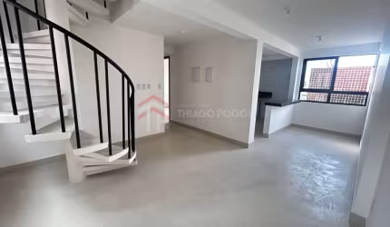 Cobertura duplex com 2 vagas de garagem e 3 quartos, próximo à principal