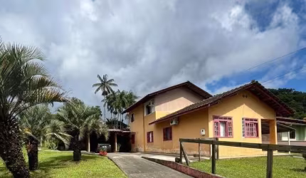 Casa de Alvenaria á venda no Bairro Acarai em São Francisco do Sul - SC.