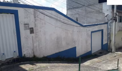 Casa com terreno amplo medindo 300 m² para construção e investimento na Cajazeiras X, escriturado a venda em Salvador Bahia