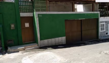 Casa térrea livre e solta em rua publica com total privacidade, murada e monitorada aqui na Rua da Amendoeira do Jardim Imperial em Pituaçú Salvador