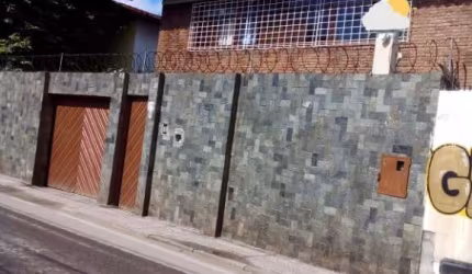 Casa duplex ampla, livre, com área construída de 170,38 m², com 4/4 garagem em um terreno medindo 360,75 m², escriturada no melhor de Itapuã a vender