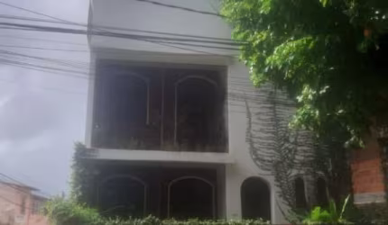 Casa três pavimentos tipo apartamento com 453, 22 m² construída com 7 quartos 3 salas varanda para Vender nos Barris centro de Salvador Bahia