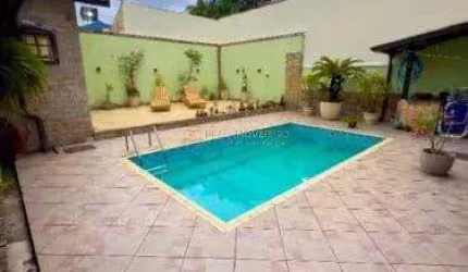 Casa Duplex em Vargem Grande com 4 Suítes, Piscina e Painel Solar
