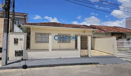 Casa com 03 dormitórios no bairro Forquilhas, em São José.