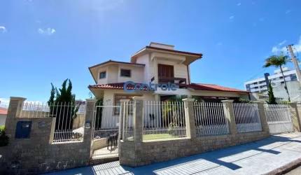 SM/Excelente Casa, Ampla com 255 m², 04 Dormitórios (1 Suíte) e Ampla Área Externa