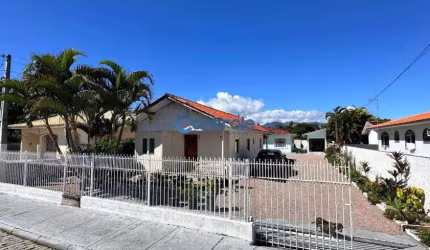 NF/Casa no centro da Palhoça com terreno grande e duas casas
