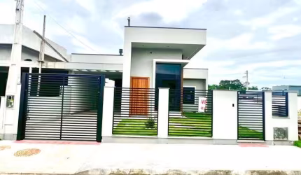 VC/ Excelente casa em Forquilhas com 03 dormitórios e 01 suíte e churrasqueira.