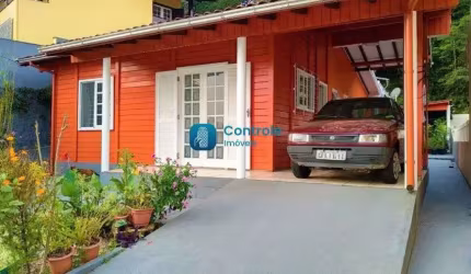 Casa com 03 dormitórios no Centro Histórico, em São José.