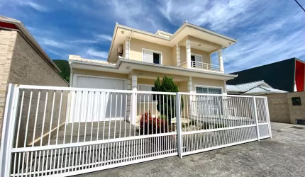 Casa com 4 quartos à venda na Rua Arcanjo Cândido da Silva, 3856, Praia de Fora, Palhoça por R$ 1.350.000